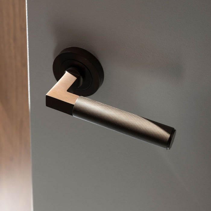 Lifestyle Iver Brunswick Lever Round Rose Privacy Kit Signature Brass 0351KIBPRIV60 - The Blue Space