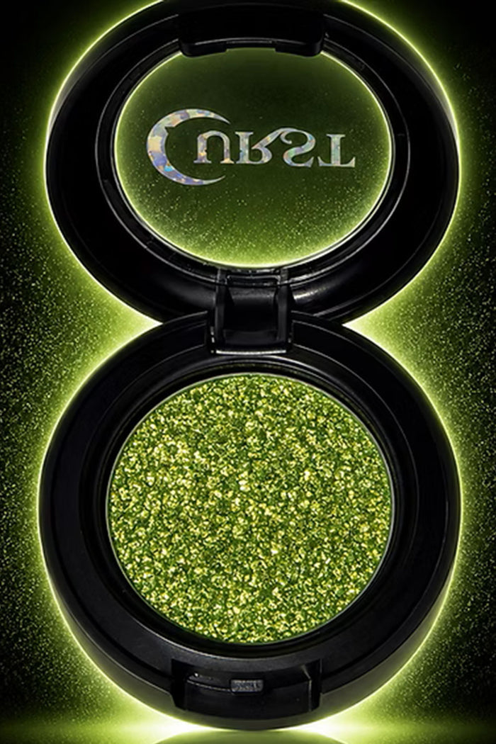 Ultra pigmented green eyeshadow in Curst Beauty compact
