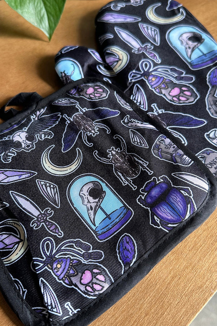 creepy cute oddities oven mitt set